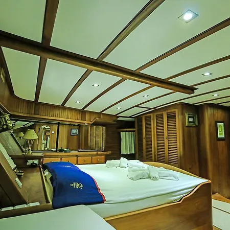 Kanaryam Yacht Úszó hotel *